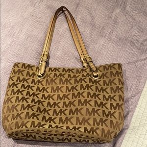 CUTE CASUAL MICHAEL KORS BAG!!